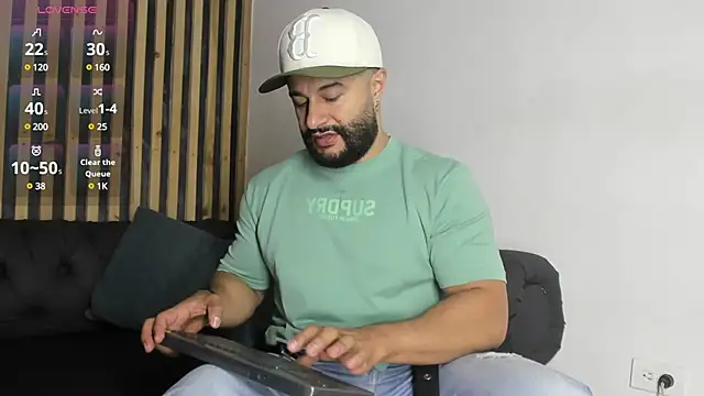 Snapshot of Luke__09 chatting on December 24, 12:00 pm Luke  09 online show from December 24, 12:00 pm