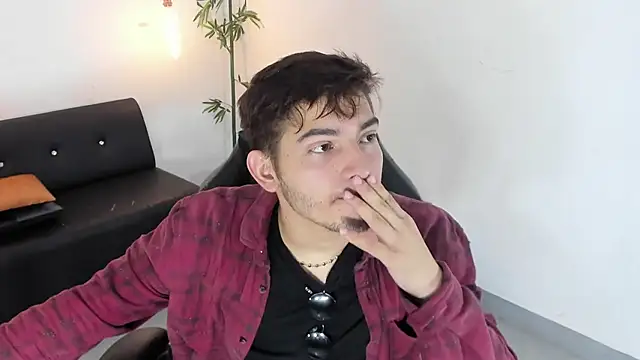 Snapshot of DiegoRogue_ chatting on December 11, 12:27 pm DiegoRogue online show from December 11, 12:27 pm