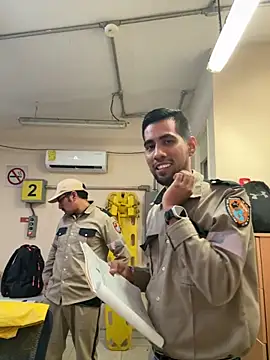 Snapshot of EnriquePersian197 chatting on October 24, 12:13 am EnriquePersian197 online show from October 24, 12:13 am