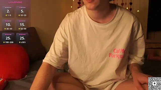 Snapshot of curlyboyy_ chatting on February 14, 4:47 am curlyboyy  online show from February 14, 4:47 am