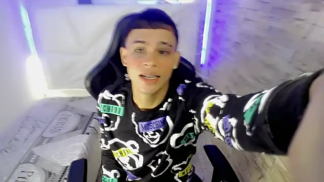 Snapshot of zacariasss_ chatting on December 2, 8:42 pm zacariasss  online show from December 2, 8:42 pm