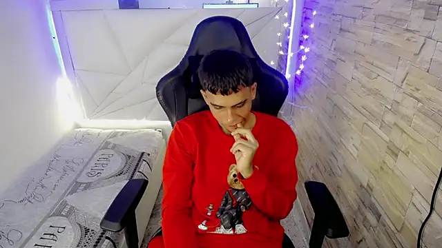 Snapshot of zacariasss_ chatting on December 6, 7:45 pm zacariasss  online show from December 6, 7:45 pm
