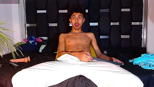 Snapshot of RyanRizzo chatting on February 1, 2:26 am RyanRizzo online show from February 1, 2:26 am