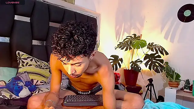 Snapshot of RyanRizzo chatting on December 14, 12:22 am RyanRizzo online show from December 14, 12:22 am