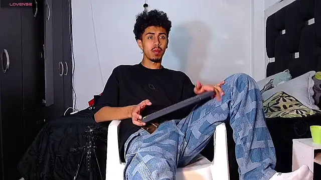 Snapshot of RyanRizzo chatting on January 8, 12:28 am RyanRizzo online show from January 8, 12:28 am