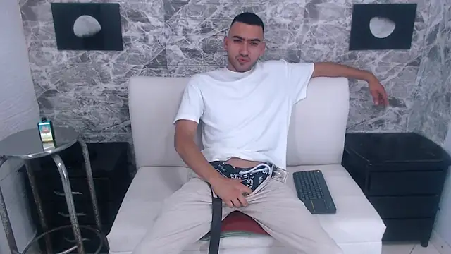 Liam crox online show from December 14, 6:30 pm