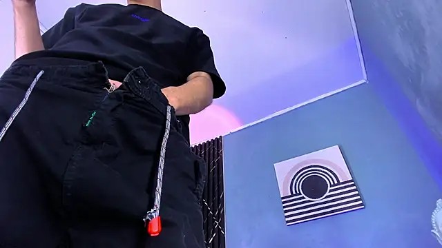 Liam crox online show from December 19, 7:07 pm