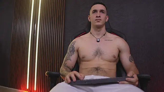 JacksonOlsenn online show from April 16, 9:39 pm