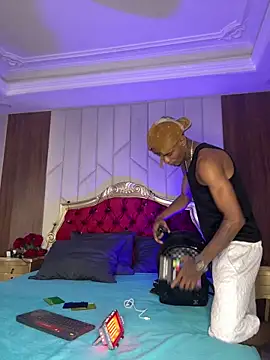 AaronCruz  online show from December 15, 9:45 pm