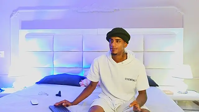 AaronCruz  online show from April 21, 9:54 pm