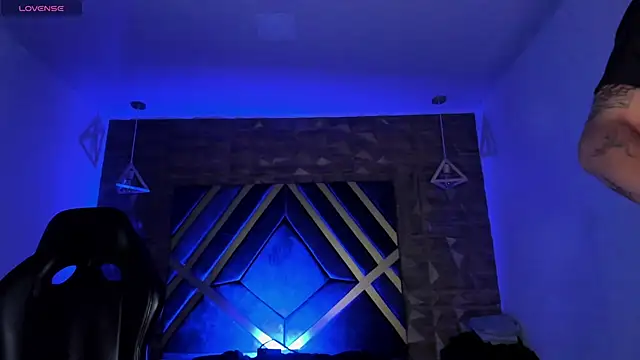 Ian Castillo  online show from April 14, 11:32 am