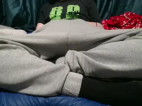 Snapshot of krissraw chatting on October 31, 3:41 am krissraw online show from October 31, 3:41 am