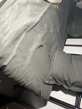 youngbull4648 online show from April 20, 7:27 pm