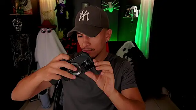 Snapshot of Aaronfox_x chatting on October 24, 1:40 am Aaronfox x online show from October 24, 1:40 am