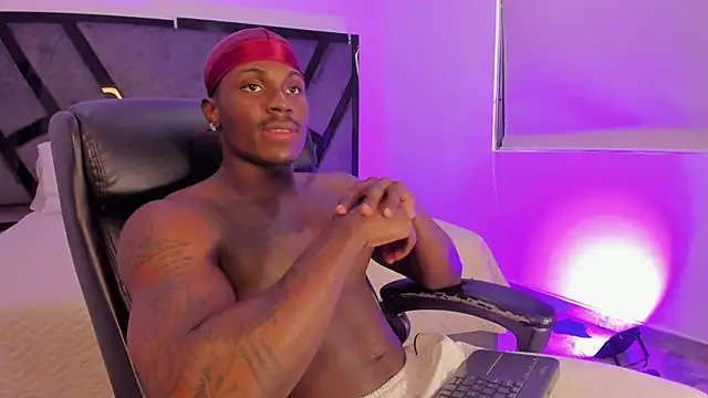 Snapshot of EthanTravis_ chatting on February 21, 9:32 pm EthanTravis  online show from February 21, 9:32 pm