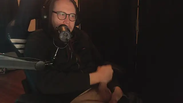 chicostick413 online show from December 18, 1:51 pm