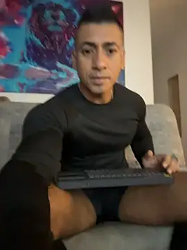 aaroncolombia online show from February 10, 11:15 am