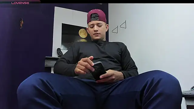 Snapshot of Marcos_garcias chatting on March 17, 9:33 am Marcos garcias online show from March 17, 9:33 am