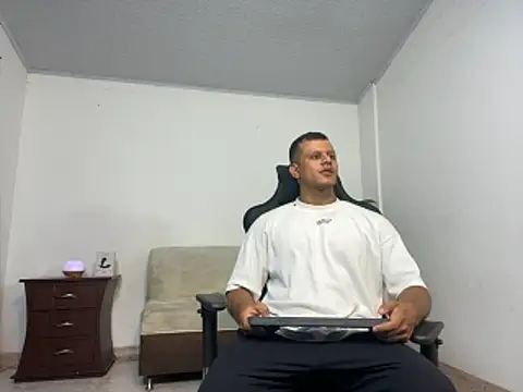 Snapshot of Alex_towers chatting on October 21, 7:39 pm Alex towers online show from October 21, 7:39 pm