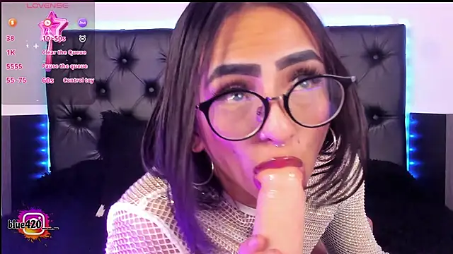 Snapshot of Skyler__blue4 chatting on February 6, 10:37 am Skyler  blue4 online show from February 6, 10:37 am