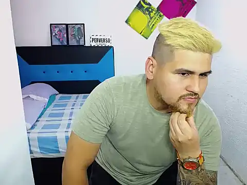 Snapshot of pitbullveryhot chatting on December 6, 5:22 pm pitbullveryhot online show from December 6, 5:22 pm