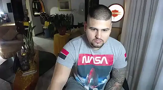 Snapshot of pitbullveryhot chatting on February 21, 8:06 am pitbullveryhot online show from February 21, 8:06 am