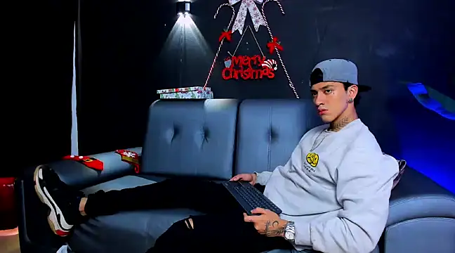 JUSTIN FULLER1 online show from December 13, 1:55 pm