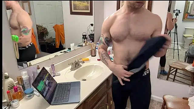 Snapshot of DaddydayDrinkzz chatting on February 8, 5:40 am DaddydayDrinkzz online show from February 8, 5:40 am