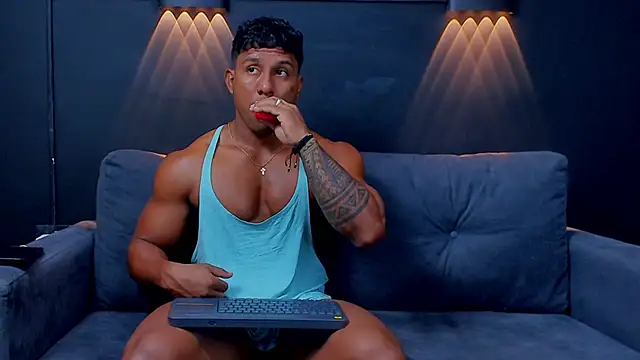 Snapshot of CallumMuscle chatting on February 10, 4:30 am CallumMuscle online show from February 10, 4:30 am