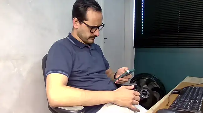 Snapshot of Superdad chatting on December 9, 1:57 pm Superdad online show from December 9, 1:57 pm