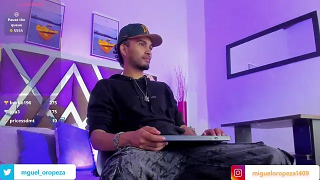 Snapshot of _miguel0 chatting on October 10, 8:02 pm  miguel0 online show from October 10, 8:02 pm