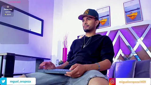 Snapshot of _miguel0 chatting on October 22, 8:00 pm  miguel0 online show from October 22, 8:00 pm