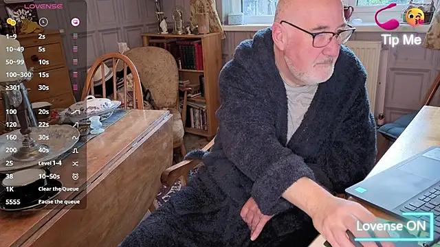 Adamdaddybear online show from October 28, 7:33 am