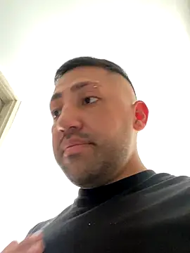 JuanZapata33 online show from October 27, 9:06 pm