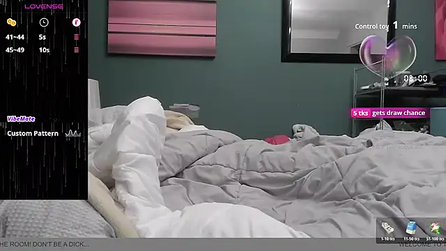 Snapshot of BondBroken chatting on October 28, 7:05 pm BondBroken online show from October 28, 7:05 pm