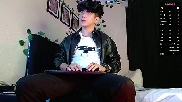 Snapshot of LyleBennett_ chatting on March 4, 10:57 am LyleBennett  online show from March 4, 10:57 am
