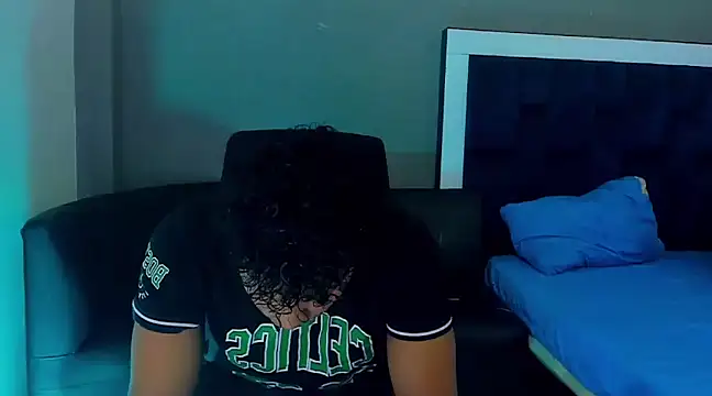 Snapshot of jamescurli_ chatting on December 12, 4:15 am jamescurli  online show from December 12, 4:15 am