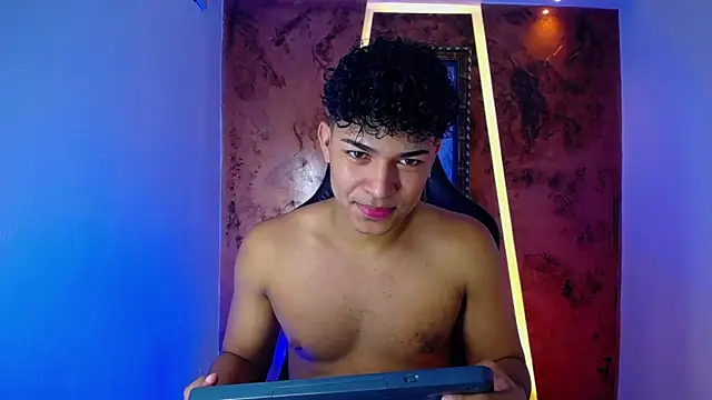 Snapshot of jamescurli_ chatting on February 24, 4:38 am jamescurli  online show from February 24, 4:38 am