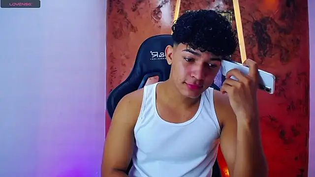 Snapshot of jamescurli_ chatting on March 13, 5:43 am jamescurli  online show from March 13, 5:43 am