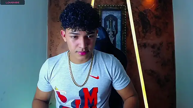 Snapshot of jamescurli_ chatting on March 21, 4:17 am jamescurli  online show from March 21, 4:17 am