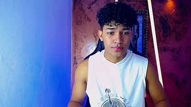 Snapshot of jamescurli_ chatting on March 7, 5:07 am jamescurli  online show from March 7, 5:07 am