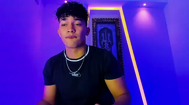 Snapshot of jamescurli_ chatting on December 17, 4:34 am jamescurli  online show from December 17, 4:34 am