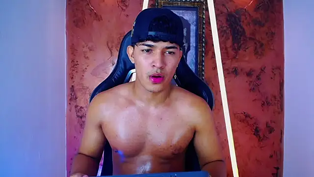 Snapshot of jamescurli_ chatting on February 13, 2:09 pm jamescurli  online show from February 13, 2:09 pm