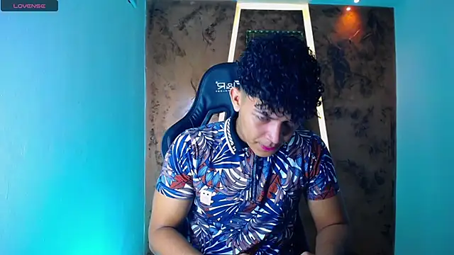Snapshot of jamescurli_ chatting on March 17, 5:01 am jamescurli  online show from March 17, 5:01 am
