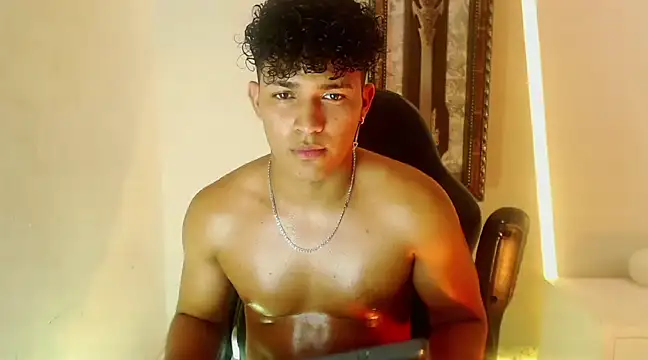 Snapshot of jamescurli_ chatting on January 5, 3:43 am jamescurli  online show from January 5, 3:43 am