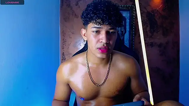 Snapshot of jamescurli_ chatting on March 22, 4:45 am jamescurli  online show from March 22, 4:45 am