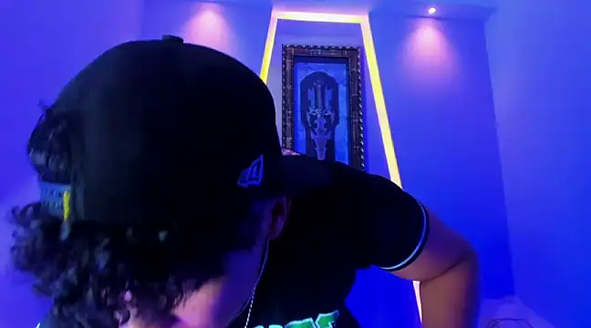 Snapshot of jamescurli_ chatting on December 19, 4:23 am jamescurli  online show from December 19, 4:23 am