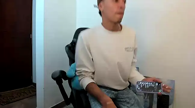 Snapshot of twink_latino5 chatting on February 23, 2:03 am twink latino5 online show from February 23, 2:03 am