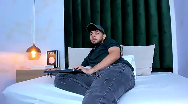 Snapshot of Samir_bear chatting on March 1, 12:34 pm Samir bear online show from March 1, 12:34 pm