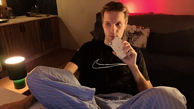 Leonnextdoor online show from February 4, 7:09 pm